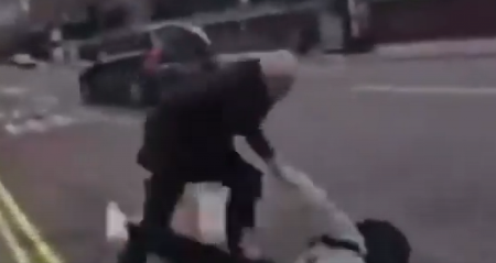 JURIO GA SA NOŽEM, OBORIO NA ZEMLJU... UŽAS! Muškarac u Londonu hteo da zapali Kuran (UZNEMIRUJUĆI VIDEO)