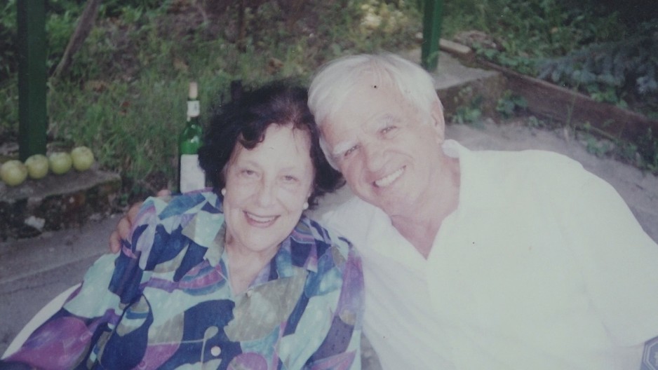 LJUBAVNA PRIČA BOGOLJUBA I MARIJE ĆA VAS RASPLAKATI: Držali se za ruke u bolničkoj postelji, preminuli istog dana - ona u 104, a on u 97. godini (FOTO)