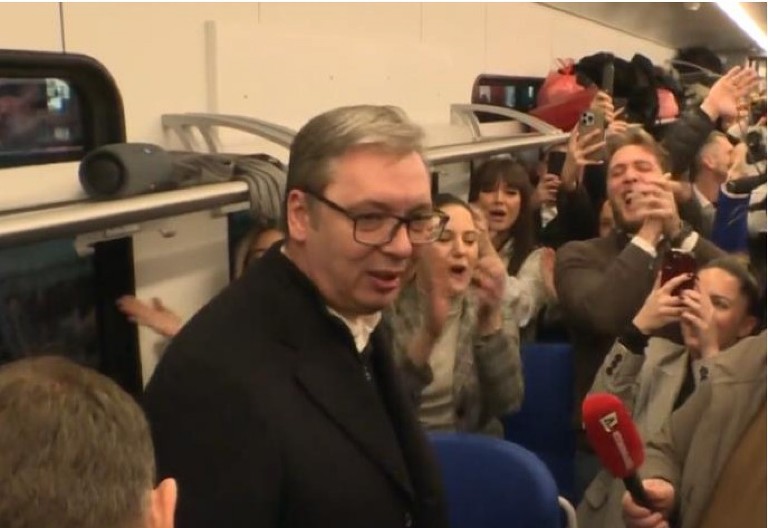 VELIKI BROJ MLADIH DOČEKAO VUČIĆA PRED PUT U SREMSKU MITROVICU: Pozdravili predsednika uz pesmu (VIDEO)