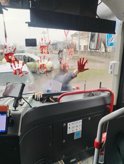 JEZIVE SCENE U ŠAPCU Opozicioni vandali kao parapolicija - uništavaju tuđu imovinu, sprečavaju slobodu kretanja!