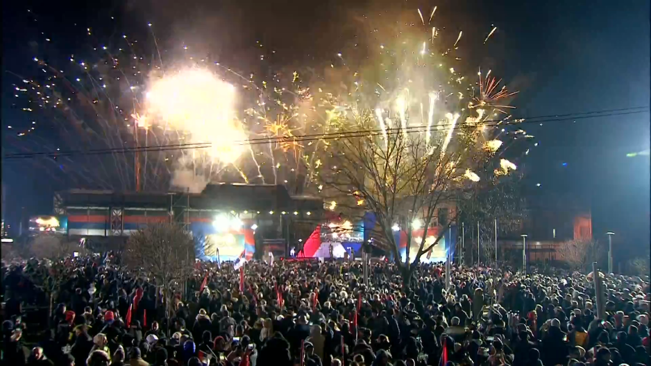 OVAKO SRBI SLAVE SRETENJE! Veličanstveni vatrometi pretvorili noć u dan, obasjali nebo nad Sremskom Mitrovicom (FOTO/VIDEO)