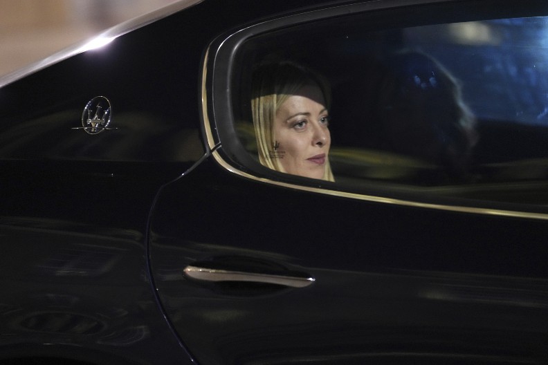 RAT ILI MIR? Šta su dogovorili evropski lider u Parizu? Lice Đorđe Meloni mnogo toga objašnjava