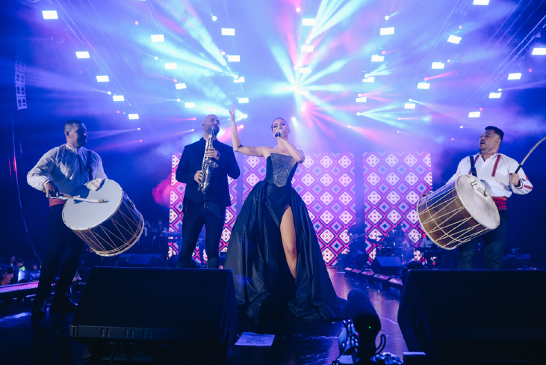 MILICA PAVLOVIĆ U STAJLINGU OD 10.000 EVRA Svi su gledali u ovaj skupoceni komad, pevačica u kristalima zapalila masu! (FOTO)