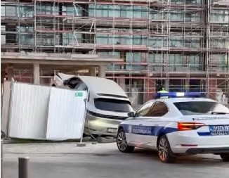 TEŽAK INCIDENT U BEOGRADU! Automobil se zaleteo i probio zaštitnu ogradu u Beogradu na vodi (VIDEO)