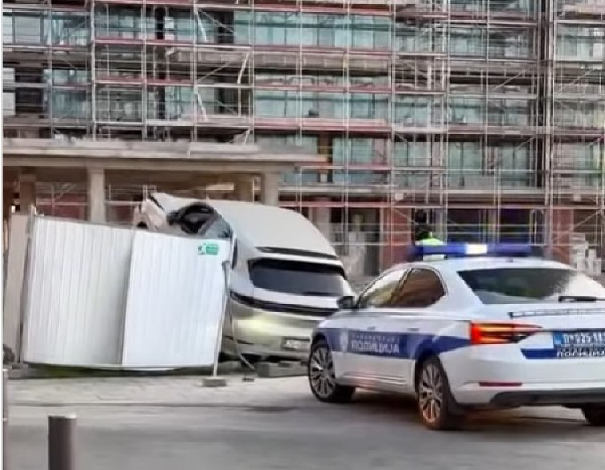 TEŽAK INCIDENT U BEOGRADU! Automobil se zaleteo i probio zaštitnu ogradu u Beogradu na vodi (VIDEO)