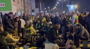 KADA SE STIGNE TAMO, DOBIJAJU SE PARE Organizatori protesta nude novac za dolazak u Niš, OBJAVLJENA SUMA!