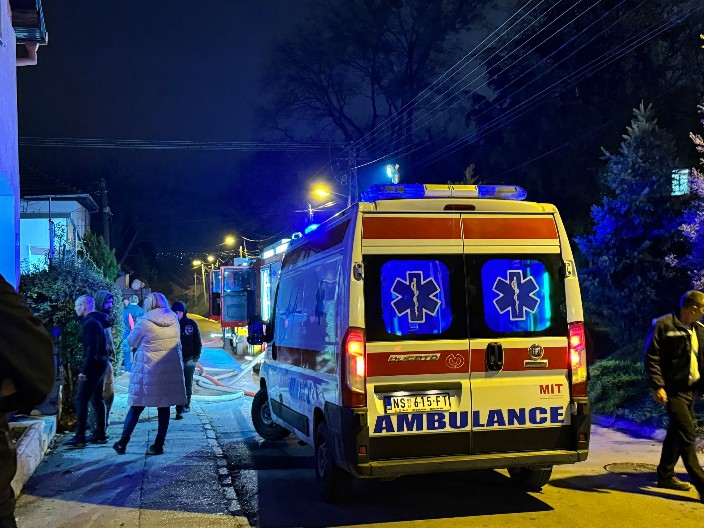 POZNATO KO SU RADNICI I VATROGASAC KOJI SU IZVUČENI IZ ZATRPANOG KANALA U LAZAREVCU Hitno su prebačeni na VMA