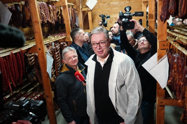 VEROVATNO VAM NIJE LAK POSAO, ALI JE LEP Vučić obišao gazdinstvo u Golupcu: "Ne znam šta ovde bolje izgleda, od slanine, preko kobasica, do čvaraka, koje ću morati i sam da probam!"