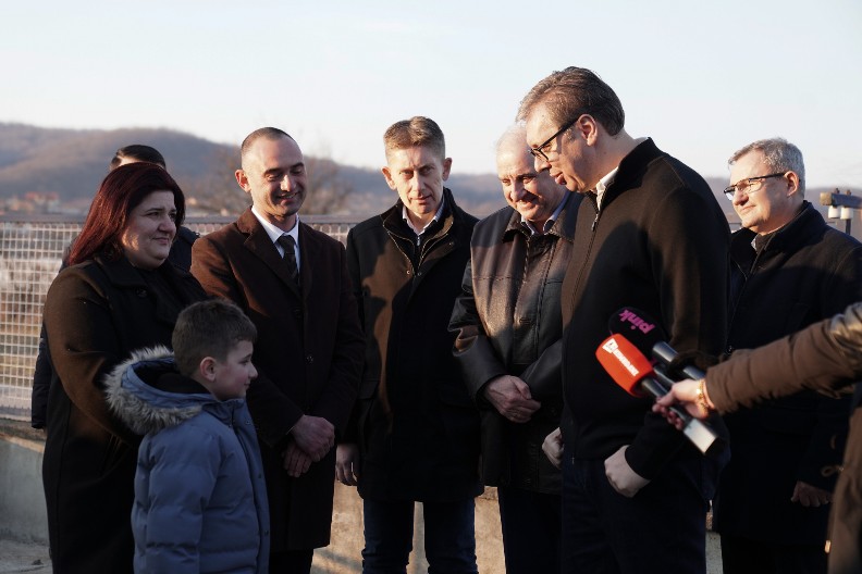SVE VIŠE LJUDI SE VRAĆA U SRBIJU Vučić u poseti domaćinu u Carevcu: "Država će gledati da pomogne"