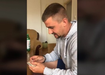 RODBINA SE OD SRAMOTE KRIJE U MIŠIJOJ RUPI! Mladić objavio snimak kako broji novac koji je dobio na svadbi (VIDEO)