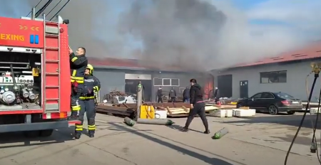 EKSPLOZIJA BI GA RAZNELA DA NIJE IZAŠAO DA PREPARKIRA AUTO?! Prvi snimci užasa u Nišu! (FOTO)