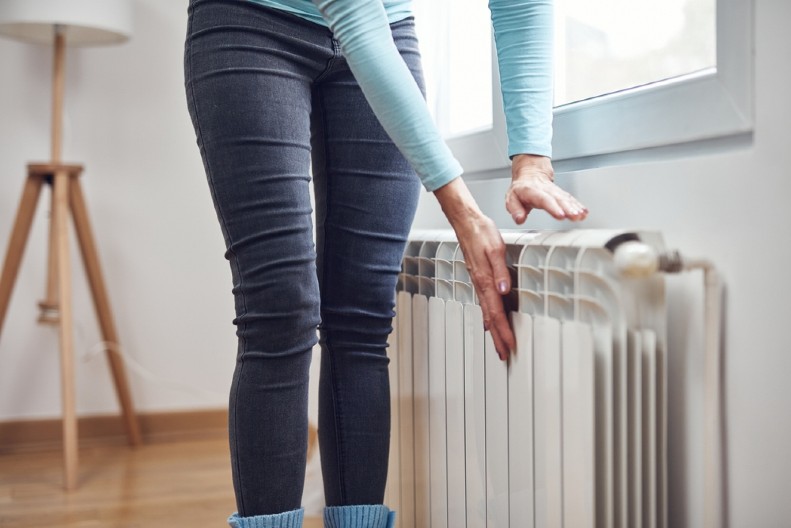 STAVITE OVO KOD RADIJATORA I RAČUN ĆE SE PREPOLOVITI! Žena je isprobala i šokirala se promenom temperature