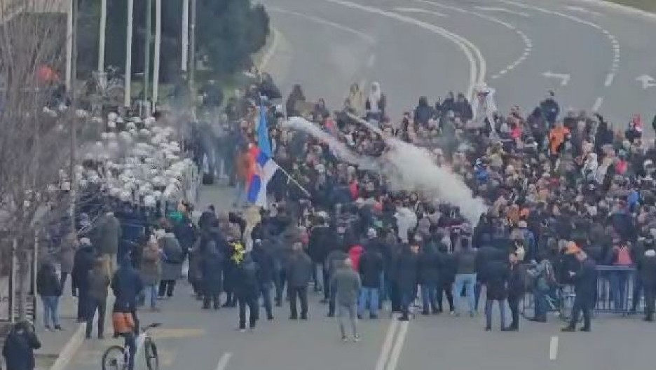 TOPOVSKIM UDARIMA NA POLICIJU Opozicija ih gađala jajima, brašnom, farbom! Užasno nasilje u Novom Sadu! (VIDEO)