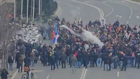 MUP SE OGLASIO O NASILJU U NOVOM SADU  Opozicionari odbili da učestvuju u radu današnje sednice pa nasilno pokušali da uđu u objekat