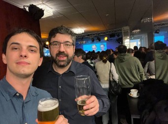 PIJANI SRBOMRSCI TUGU UTAPALI U PIVU: Radomir Lazović među ojađenima posmatrao novi debakl globalista u Nemačkoj (FOTO)