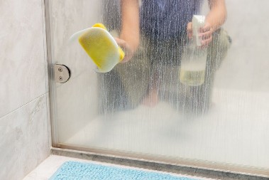 KAMENAC ĆE NESTATI SA STAKLA NA TUŠ KABINI UZ POMOĆ OVA 2 PRIRODNA SREDSTVA Spada za 10 minuta, sve će biti čisto kao suza