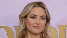 FUL SREĐENA, A NA NOGAMA... Glumica se pojavila u šok izdanju, obuća nikako nije odgovarala elegantnoj kombinaciji, pogledajte ovo