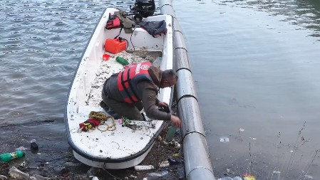 RADNIK SAMOINICIJATIVNO BACAO KARTON U REKU! Firma u kojoj je zaposlen besna: Mi nemamo ništa sa tim!