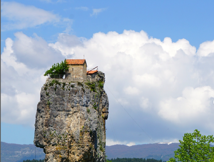 TRI DECENIJE U SAMOĆI Monah ostvario drevno proročanstvo, priča o veri, istrajnosti i tišini