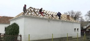 CELO SELO DOŠLO DA POMOGNE MILANU Posle požara od njegove kuće su ostali samo prazni zidovi, ali dvorište mu je sada puno puno