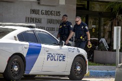 U VRTIĆU PRONAĐENI FENTANIL I ORUŽJE Otac u trenutku pretresa dovodio dete u ustanovu! (FOTO)