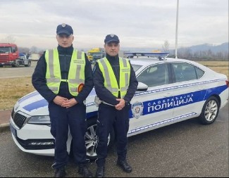 ONI SU HEROJI DANA Policajci iz Loznice pod rotacijom prevezli majku i bolesno dete u bolnicu