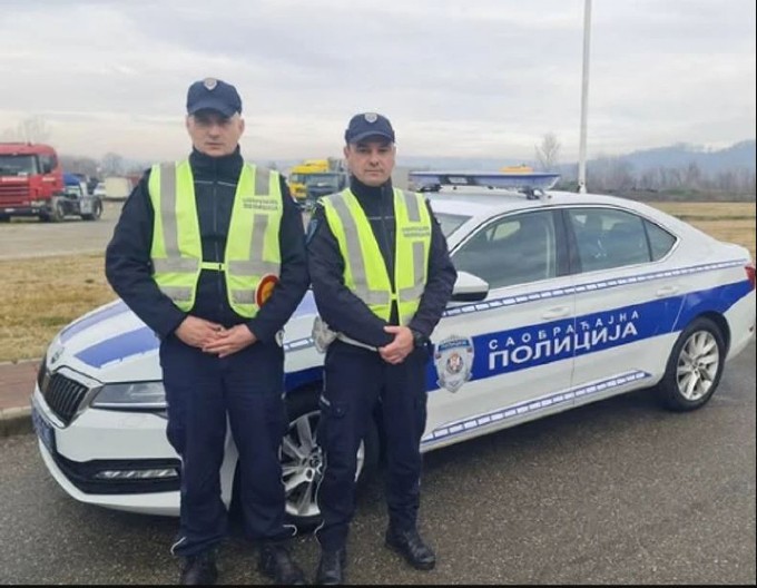 ONI SU HEROJI DANA Policajci iz Loznice pod rotacijom prevezli majku i bolesno dete u bolnicu