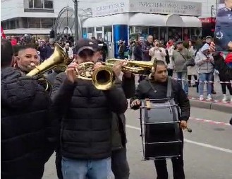 SNIMAK IZ NIŠA OTKRIVA PRAVO LICE PROTESTA: Trubači i žurke umesto žalosti zbog tragičnog događaja! (VIDEO)