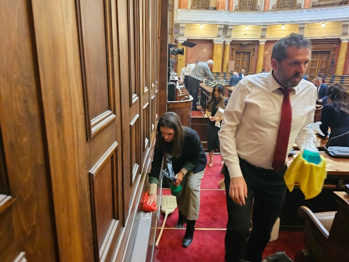 KAKO OPOZICIJA "ČISTI" HAOS KOJI SU NAPRAVILI I KAKO SE ZAISTA ČISTI: Pogledajte snimke i sve će vam biti jasno! (VIDEO)