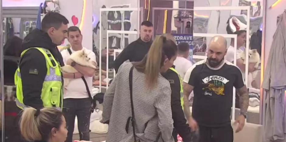 NEVIĐENI KARAMBOL U ELITI Učenici u žestokom okršaju, obezbeđenje hitno uletelo u Belu kuću (VIDEO)