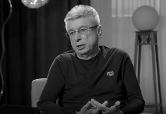 KOMEMORACIJA SAŠI POPOVIĆU Bolan prizor ispred sale, porodica i prijatelji će se ovde oprostiti od estradnog maga