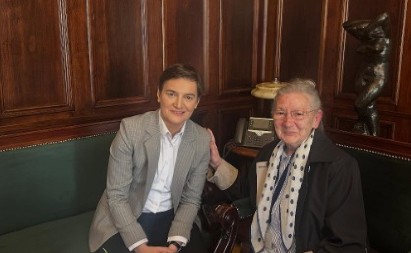 BRNABIĆ UPOZNALA VERU MILOŠEVIĆ "Bila je toliko pogođena nasiljem u skupštini, da je istog dana došla da mi ostavi cvet i pismo" (FOTO)