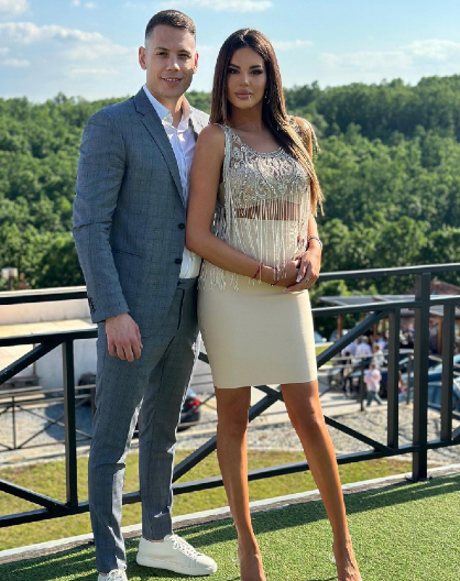 JOVANA I BOGDAN U PRVOJ ŠETNJI SA SVOJIM SINOM! Srejović gura kolica i ne skida osmeh sa lica, a evo zašto svi komentarišu nju! (FOTO)