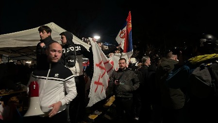 "MI SMO ISTI NAROD" Studenti koji hoće da uče pokušavaju da smire tenzije kod studenata blokadera koji ih napadaju (VIDEO)