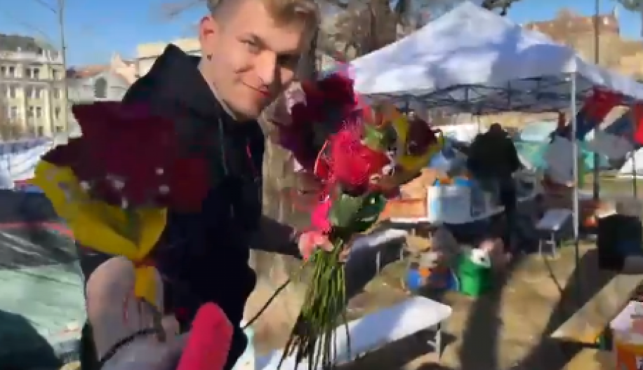 STUDENTI U PIONIRSKOM PARKU DELE RUŽE DAMAMA ZA 8. MART! Izmamili osmehe pripadnicama lepšeg pola (VIDEO)