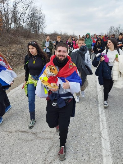 NEKADAŠNJI BLOKADER TRIFUNOVIĆ SE PRIDRUŽIO STUDENTIMA KOJI ŽELE DA UČE: Nekada u prvim redovima blokada, dok nije shvatio da je jedini njihov cilj prelazna vlada! (FOTO/VIDEO)