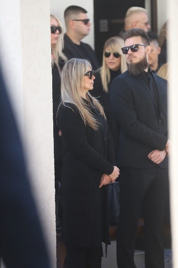 SUZANA JOVANOVIĆ I DANAS DOŠLA NA GROBLJE Devet dana od smrti Saše Popovića udovica stigla sa njim