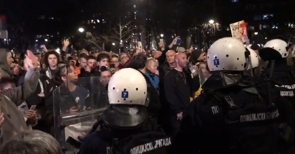 STRAVIČAN POZIV NA NASILJE I LINČ, MREŽAMA SE ŠIRE INSTRUKCIJE ZA 15. MART: ''U slučaju napada policije, poprskajte njihov vizir farbom'' (FOTO)