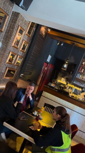 PA ĆAO, GDE STE! Miroslav Aleksić u beogradskom kafiću daje instrukcije "studentima" blokaderima (FOTO)