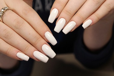 DA LI SAMO MI ZNAMO ŠTA ZNAČE BELI NOKTI? Otkrili smo koja poruka se krije iza ovakvog manikira