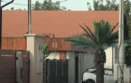 U OVOJ KUĆI ŽIVI NAŠ VODITELJ SA 20 GODINA MLAĐOM ŽENOM U dvorištu crkva i palme, a luksuz pršti na sve strane (FOTO)