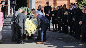 SAHRANJENA HAFA KARIĆ Ćerka Danijela jedva stoji na nogama, potresne scene na Novom groblju