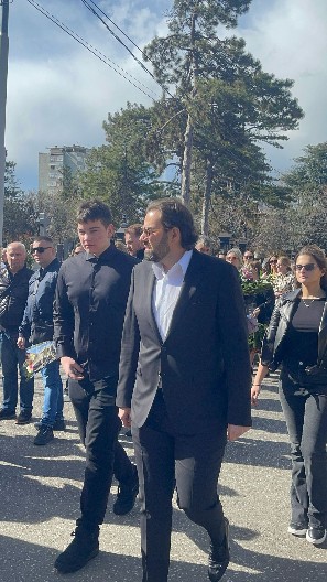 BIVŠI MUŽ JELENE KARLEUŠE STIGAO NA SAHRANU HAFE KARIĆ! Na Novo groblje došao u pratnji porodice, prvo uradio ovo! (VIDEO)