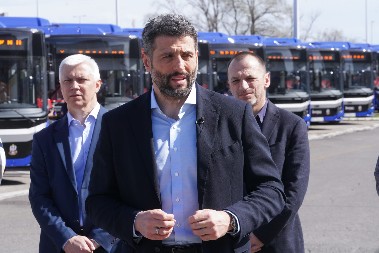 U GSP STIGLO JOŠ 100 NOVIH PLAVIH ZGLOBNIH AUTOBUSA Gradonačelnik Šapić saopštio dobre vesti