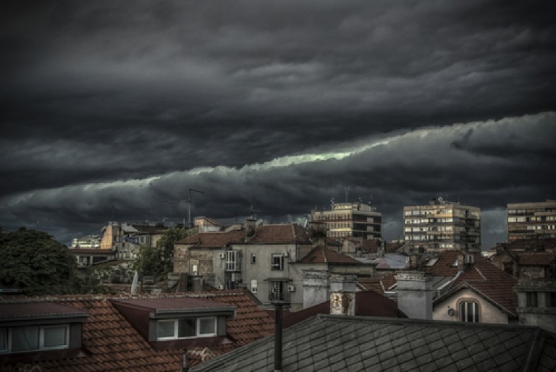 "KUVA" SE NA NEBU IZNAD BEOGRADA! Vreo vetar, sunce koje prži, a onda šok preokret...