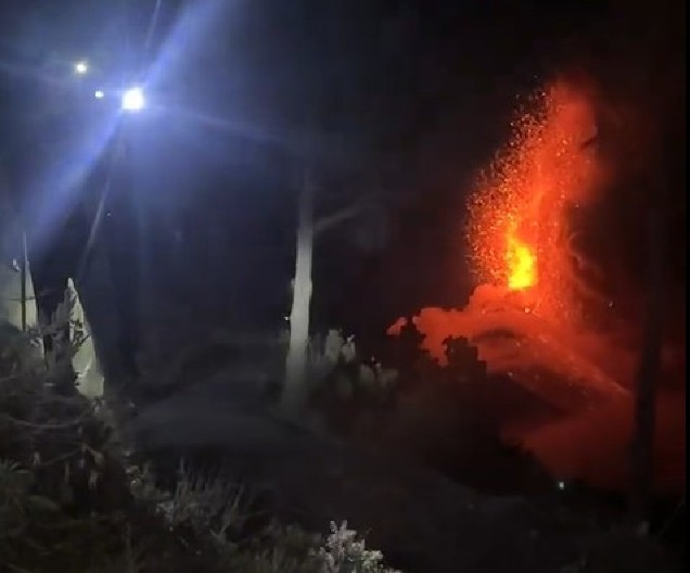 TLO PODRHTAVA, A EKSPLOZIJA ZATIM OSVETLJAVA NOĆNO NEBO Jeziva erupcija vulkana snimljena kamerom, turisti bežali u panici! (VIDEO)