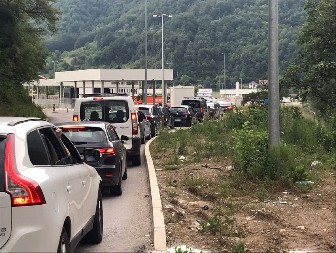 ZA ULAZAK U SRBIJU ČEKA SE I DO 9 SATI! Ogromna gužva na graničnim prelazima, kolona duga 6 kilometara!