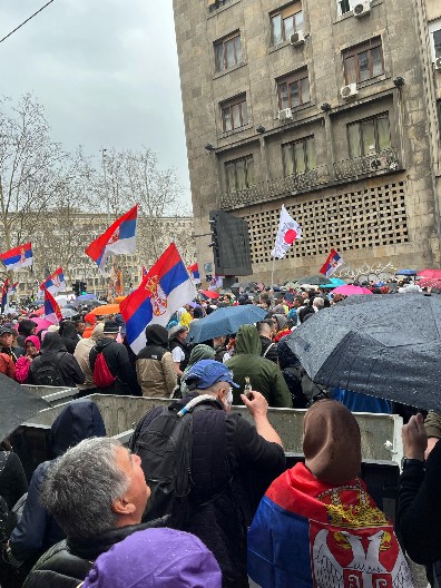 SCENA SA PROTESTA OD KOJE TI SE SMUČI! Napio se i povraća u kontejner, sa sve čokančetom u ruci (FOTO)