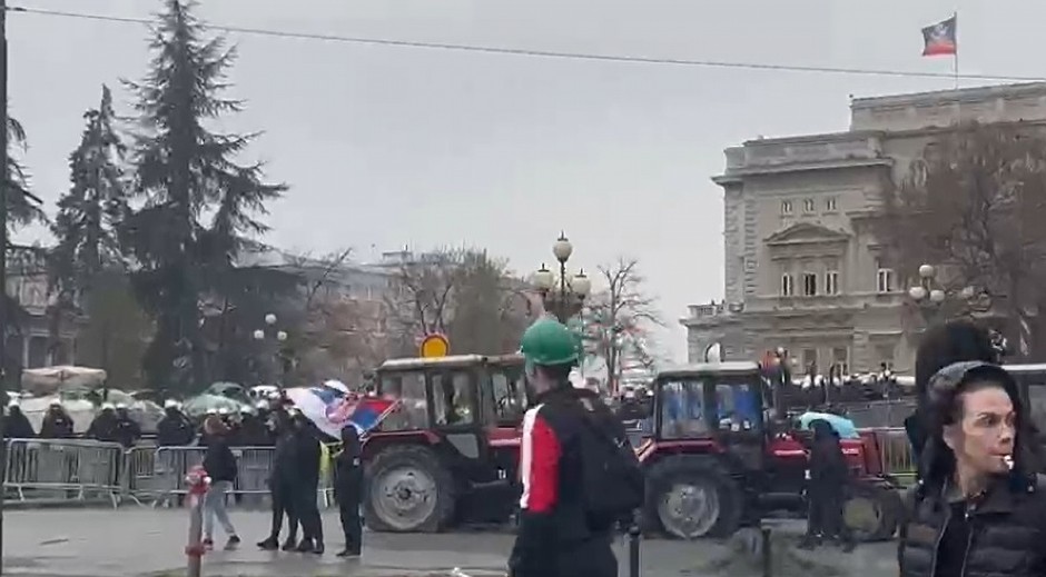 TO JE TA KULTURA! Blokaderi pokazuju "srednji prst" policiji (VIDEO)