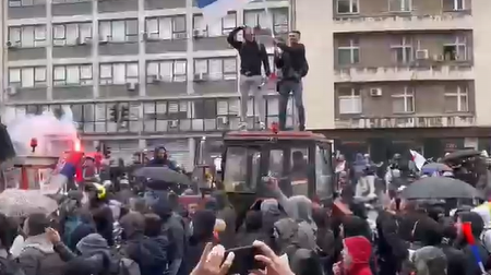 BLOKADERI BACAJU TOPOVSKE UDARE, UPALILI BAKLJE! Pozivaju narod na nasilje, provociraju studente koji hoće da uče! (VIDEO)